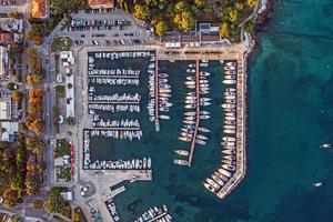 verticale Visualizza di il porto bacino di il croato costiero cittadina di porec con yachts e pesca Barche nel il mattina foto