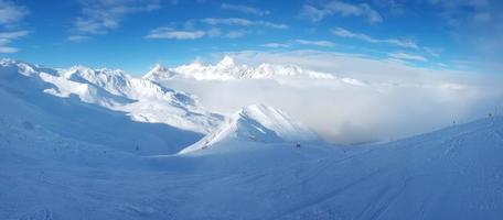 panoramico Visualizza al di sopra di nevoso sciare ricorrere nel austriaco Alpi durante giorno foto