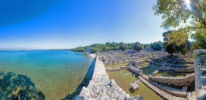 panoramico immagine al di sopra di il storico la zona di bizantino castrum su il croato isola brioni nel estate foto