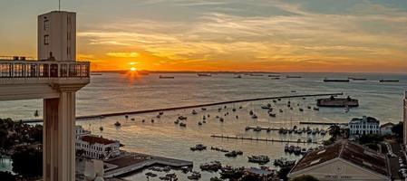 panoramico Immagine di il porta di il brasiliano città di salvador de bahia foto