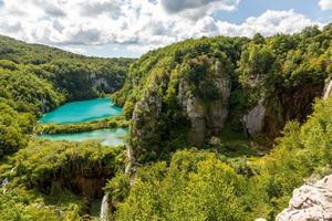 aereo Visualizza al di sopra di il plitvice laghi nazionale parco nel Croazia durante giorno foto