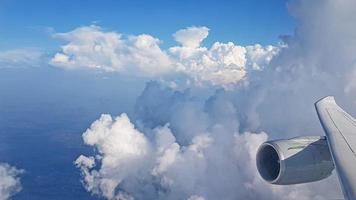 Immagine di nube formazioni prese con un aereo motore a partire dal un aereo finestra foto