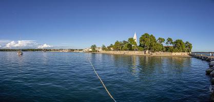 panoramico immagine di il novigrad litorale nel Croazia durante giorno foto