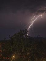 fulmine nel il notte cielo sopra il kruger nazionale parco foto