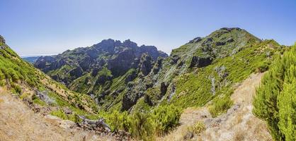 panoramico immagine al di sopra di il ruvido portoghese isola di Madera nel estate foto