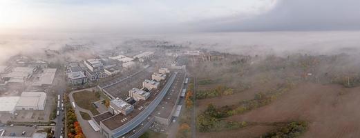 fuco Immagine di il industriale la zona di il meridionale iuta cittadina di moerfelden-walldorf nel autunno con terra nebbia foto