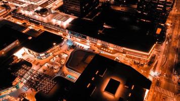 fotografia aerea dell'edificio durante la notte foto