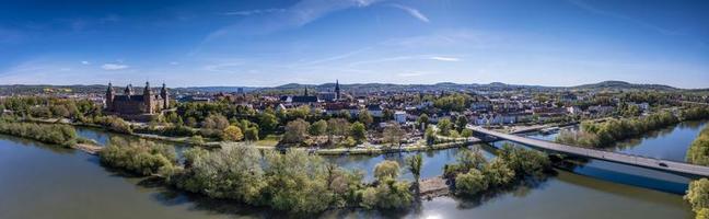 panoramico aereo Visualizza al di sopra di Tedesco città aschaffenburg su il fiume principale foto