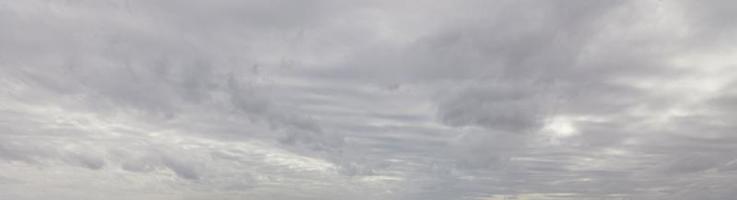 Immagine di un' buio e nuvoloso cielo durante il giorno foto