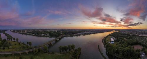 panoramico aereo immagine di mainspitz la zona con principale fiume bocca e città di mainz durante tramonto foto