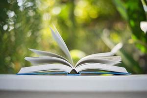 primo piano del libro aperto con sfondo bokeh di natura foto