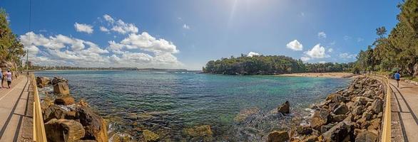 panoramico immagine di virile spiaggia vicino sydney durante il giorno nel luce del sole foto