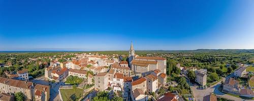 panoramico aereo fuco immagine di il medievale cittadina balla su il istriana penisola foto