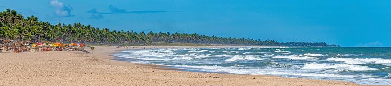 panoramico Visualizza al di sopra di il infinito e abbandonato spiaggia di praia fare forte nel il brasiliano Provincia di bahia durante il giorno foto