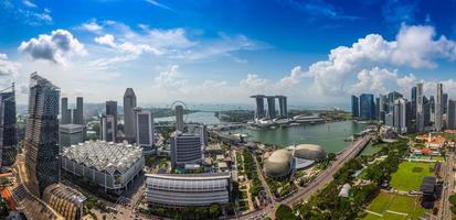 aereo panoramico immagine di Singapore orizzonte e giardini di il baia durante preparazione per formula 1 gara durante giorno nel autunno foto