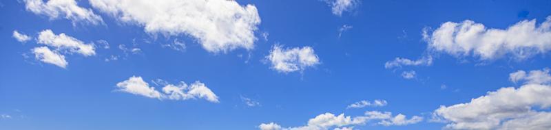 Immagine di un' in parte nuvoloso e in parte chiaro cielo durante il giorno foto