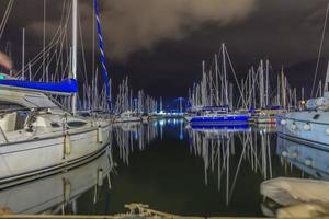 Visualizza su yacht porto di Barcellona a notte foto