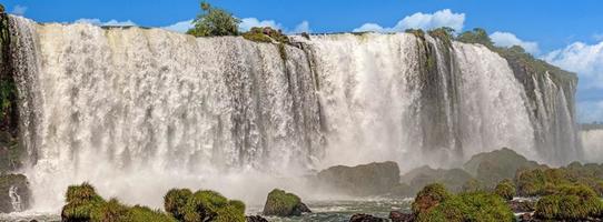 immagine a partire dal il spettacolare iguacu nazionale parco con il degno di nota cascate su il confine fra argentina e brasile foto