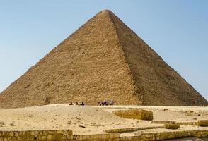 piramide nel il deserto nel Luxor Egitto foto