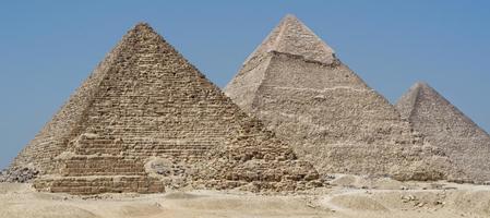 piramide nel il deserto nel Luxor Egitto foto