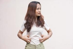 la donna soffre di mal di stomaco gastrite cronica concetto di gonfiore addominale foto