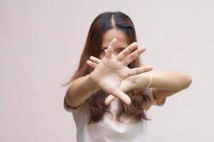 donna ha alzato la mano per dissuadere, campagna fermare la violenza contro le donne foto