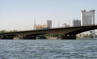 ponte al di sopra di il fiume Nilo e alto case nel Cairo foto