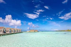 tropicale Maldive ricorrere Hotel e isola con spiaggia e mare per vacanza vacanza concetto. estate paesaggio di Maldive isola, lusso acqua ville foto