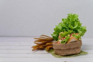 cibo menù salsiccia avvolto nel pane foto