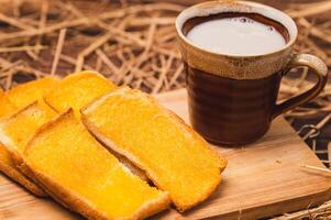 imburrato pane con caldo di mucca latte foto