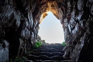 Uscita a partire dal il buio grotta foto