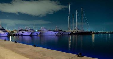 molti navi a notte su il molo nel il Egeo mare Atene Grecia foto