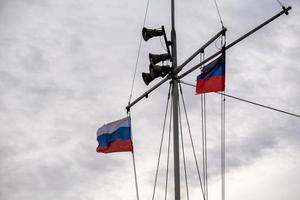 bandiera di Russia tricolore e megafono su il albero foto