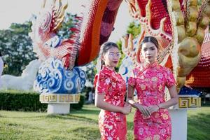 contento Cinese nuovo anno. asiatico donna indossare tradizionale cheongsam qipao vestire. foto