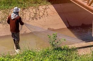 abitanti del villaggio siamo attraente pesce lungo il canale foto