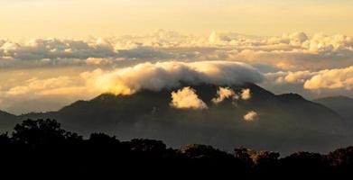 Cloudscape con montagna, galleggiante mare di nuvole. foto