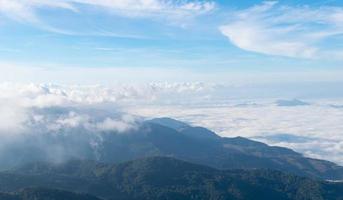 Cloudscape con montagna, galleggiante mare di nuvole. foto