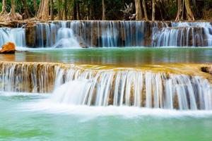 sorprendente colorato cascata nel nazionale parco foresta durante primavera, bello in profondità foresta nel thailandia, tecnico lungo esposizione, durante vacanza e rilassare volta. foto