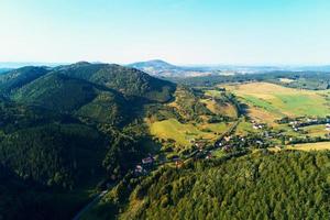 montagna villaggio e agricolo campi, aereo Visualizza. natura paesaggio foto