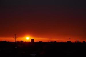 tramonto al di sopra di città con edifici silhouette foto