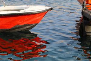 ormeggio in riva al mare per l'ormeggio di barche e yacht. foto