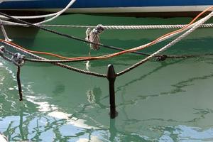 ormeggio in riva al mare per l'ormeggio di barche e yacht. foto