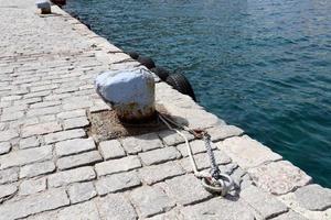 ormeggio in riva al mare per l'ormeggio di barche e yacht. foto