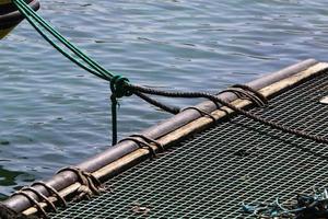 ormeggio in riva al mare per l'ormeggio di barche e yacht. foto