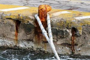 ormeggio in riva al mare per l'ormeggio di barche e yacht. foto