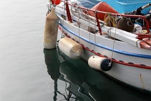 ormeggio in riva al mare per l'ormeggio di barche e yacht. foto