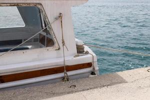 ormeggio in riva al mare per l'ormeggio di barche e yacht. foto