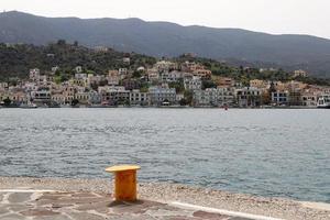 ormeggio in riva al mare per l'ormeggio di barche e yacht. foto