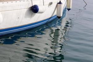 ormeggio in riva al mare per l'ormeggio di barche e yacht. foto