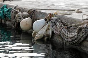 ormeggio in riva al mare per l'ormeggio di barche e yacht. foto